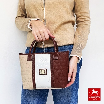 Mala de senhora Cavalinho bicolor em couro matelassê com alças e placa metálica