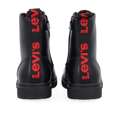 Botas pretas de couro com o texto vermelho Levis na traseira