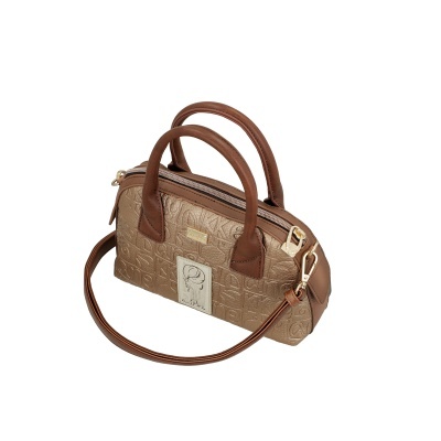 Mala pequena bege com padrão em relevo e detalhes castanhos, alça longa e etiquetas com texto e figura