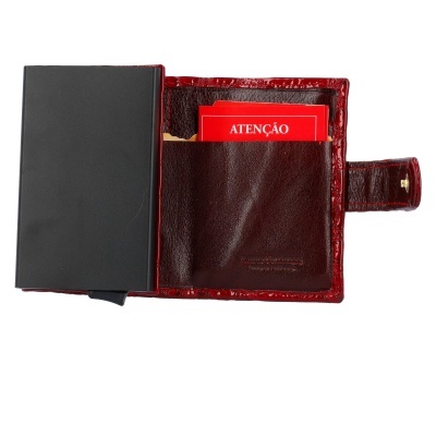Carteira de couro castanho com detalhes vermelhos e cartão vermelho 'ATENÇÃO'