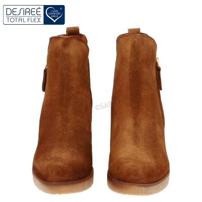 Botins castanhos de camurça com sola clara e salto médio