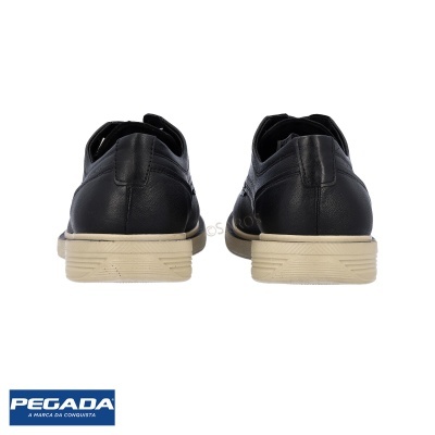 Sapatos masculinos pretos em couro com sola branca vistos de trás