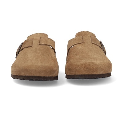 Sapatos tipo mule em camurça castanha com sola preta