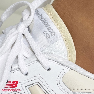 Tênis branco New Balance 550 com detalhes em bege e atacadores brancos