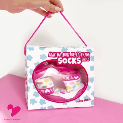Embalagem de meias para bebés da Agatha Ruiz de la Prada com padrão floral azul e rosa.
