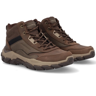 Botas marrons Skechers com sola resistente e detalhes em camurça e tecido