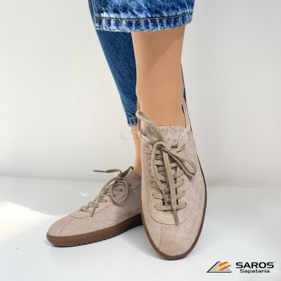 Ténis de camurça bege com atacadores e sola castanha em fundo branco