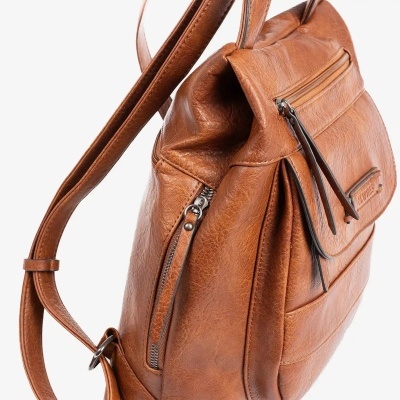 mochila castanha com fechos de correr e etiqueta BORDER