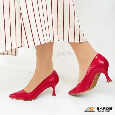 Sapatos de salto médio vermelhos com vestido branco e riscas vermelhas