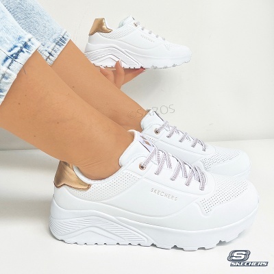Ténis Skechers brancos com detalhes dourados no calcanhar