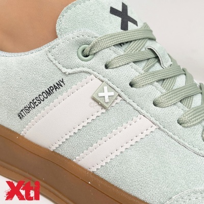 Sapatilha desportiva Xti cinzenta com riscas brancas e sola castanha