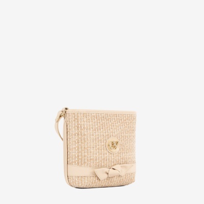 Bolsa pequena bege com textura entrelaçada e detalhes dourados