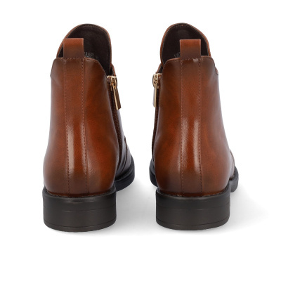Botas de couro castanho com fecho dourado lateral