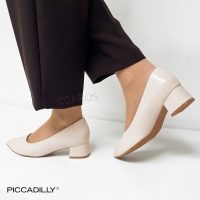 Sapatos de salto médio bege claro com calças pretas