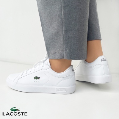 Ténis brancos Lacoste com logo crocodilo e sola branca