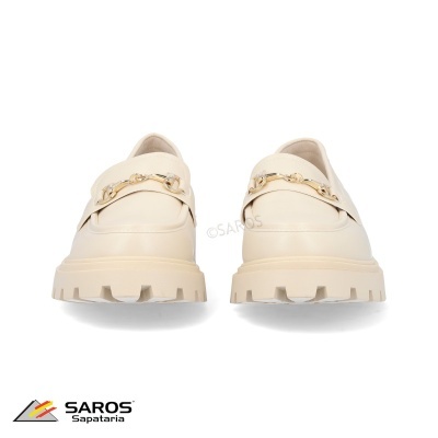 Sapatos mocassins creme com corrente dourada frontal