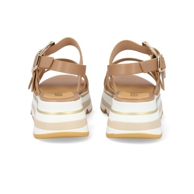 Sandálias de senhora bege com sola alta branca e dourada vistas de trás