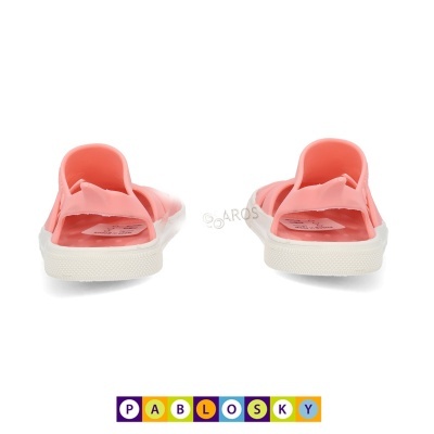 Sandálias cor-de-rosa com sola branca vistas de trás