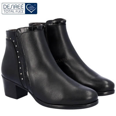 Par de botins pretos de couro com salto baixo e tachas prateadas