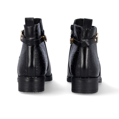 Botins pretos em pele com padrão crocodilo e fivela dourada