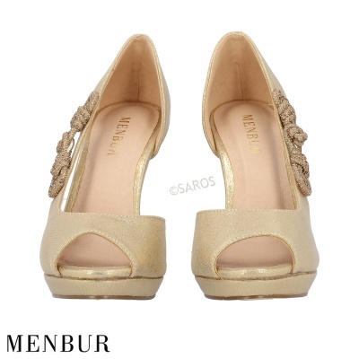 Par de sapatos de senhora Menbur dourados com salto médio e abertura frontal