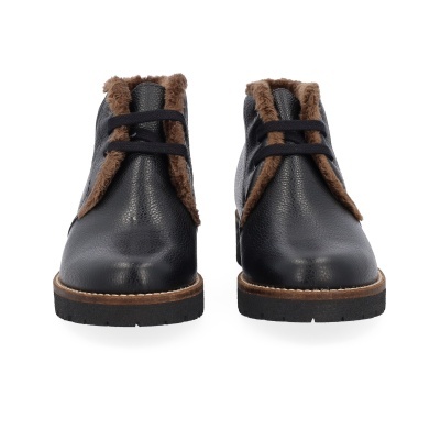 Botas pretas de couro com detalhe castanho de pelo e cordões pretos
