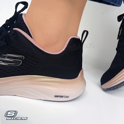 Ténis Skechers pretos com detalhes rosa e sola branca, com logo VAPORFOAM