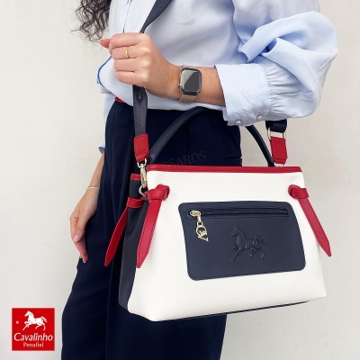 Mala Cavalinho Penafiel branca, vermelha e preta com bolso frontal preto e alças largas pretas com detalhes vermelhos