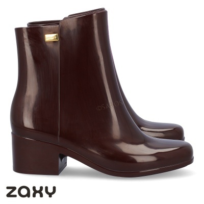 Botas ankle boots Zaxy castanhas brilhantes com salto médio e placa dourada