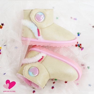 Botas infantis creme e rosa com coração decorativo e interior felpudo