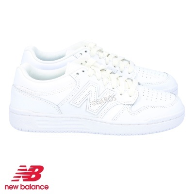 Ténis brancos New Balance com logo lateral e atacadores sobre fundo branco com logotipo vermelho