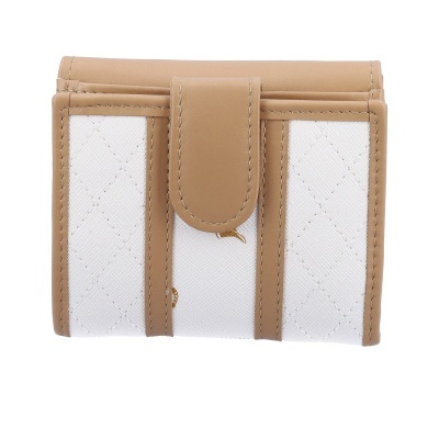 Carteira branca com padrão matelassê e detalhes em couro castanho claro