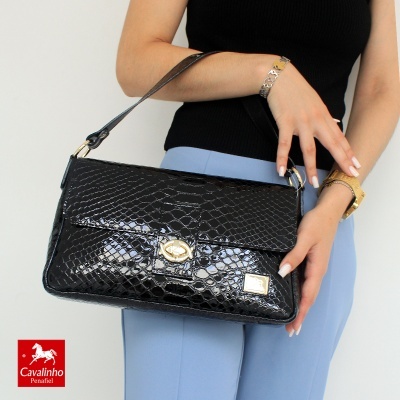 Carteira preta imitação pele crocodilo com fecho dourado