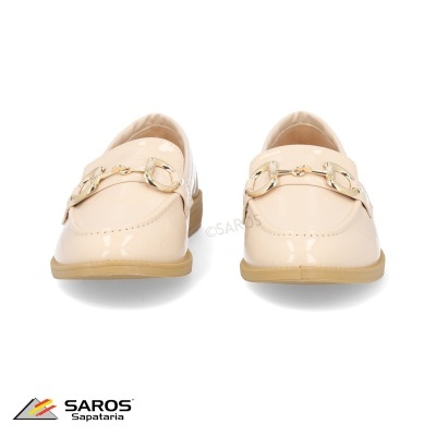 Mocassins femininos bege claro com detalhe dourado