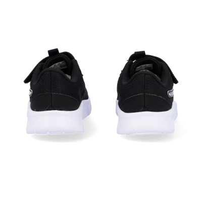 Par de sapatilhas pretas com sola branca e velcro