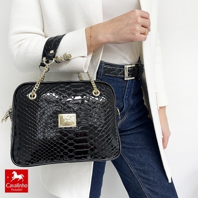 Mala de mão preta padrão imitação crocodilo com fecho dourado e logótipo Cavalinho
