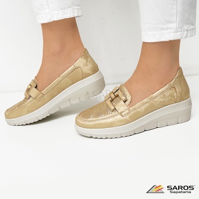Sapatos mocassim bege dourado com sola branca e fivela decorativa