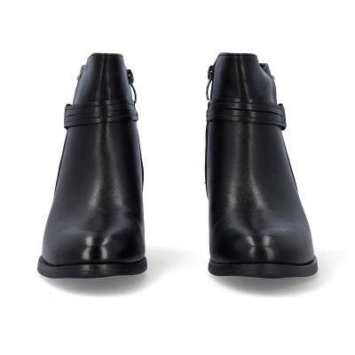 Botas pretas em pele sintética com tira decorativa e fecho lateral