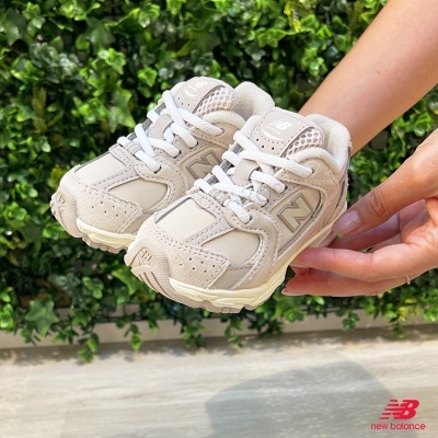 Ténis de criança New Balance cor bege com detalhes em camurça e pele sintética