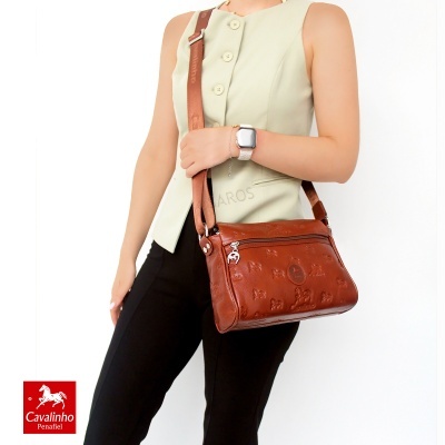 Saco de senhora castanho em pele com padrão gravado e alça castanha