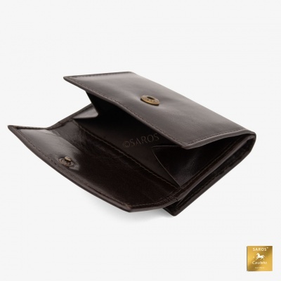 Carteira em pele castanha com botão de pressão e vários compartimentos aberta