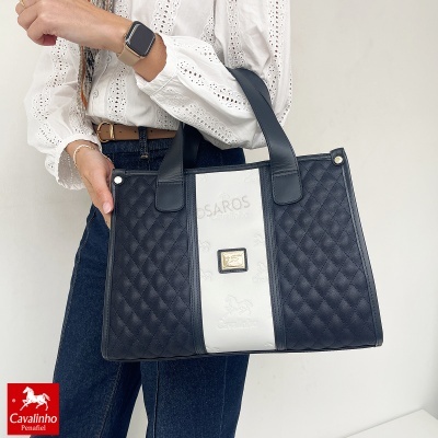 Mala azul-escura de senhora com faixa branca central e logo Cavalinho, padrão matelassê, alças duplas.