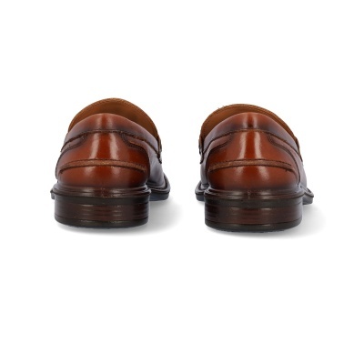 Sapatos mocassim castanhos de couro vistos de trás