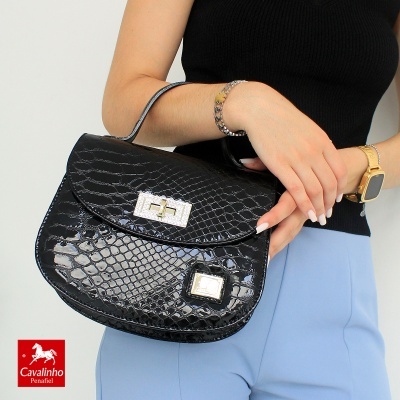 Mala de mão preta com padrão de pele de réptil e fecho metálico