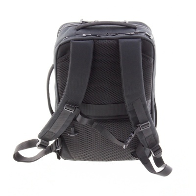 Mochila preta com alças acolchoadas e painéis de malha