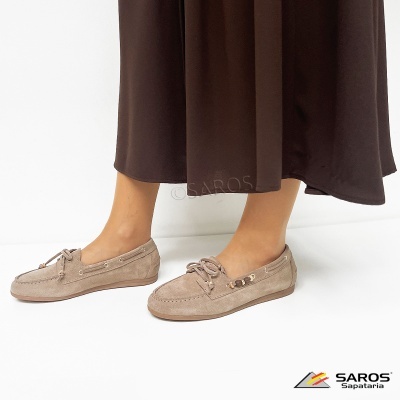 Sapatos mocassins bege em camurça com detalhes metálicos