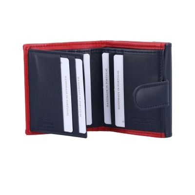 Carteira de couro azul escuro com interior vermelho e ranhuras para cartões