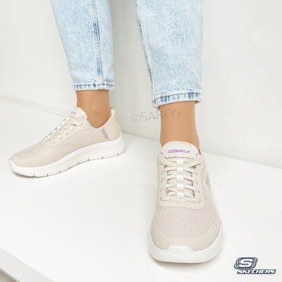 Ténis Skechers bege claro com sola branca e detalhe lilás