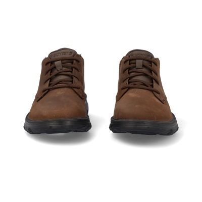 Sapatos castanhos de pele com sola preta e atacadores castanhos