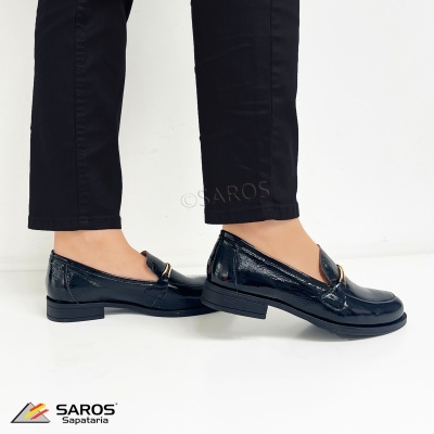 Sapatos mocassim pretos de verniz com fivela dourada